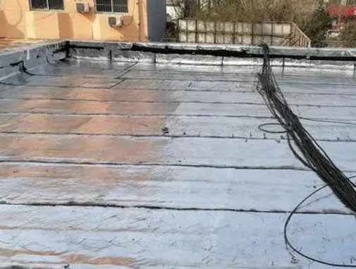 奈曼卫生间漏水维修公司分享下奈曼屋面楼顶防水刚性防水层施工要点。